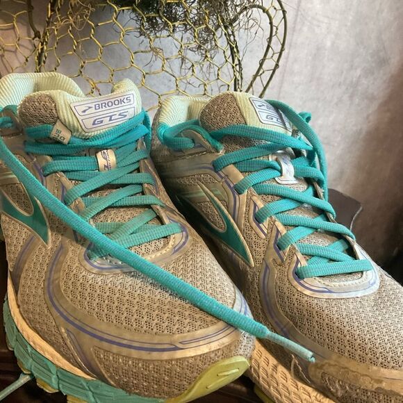 BROOKS GTS. GREAT SHOES FOR WORK OR PLAY SIZE 9.5 wide - Picture 2 of 13